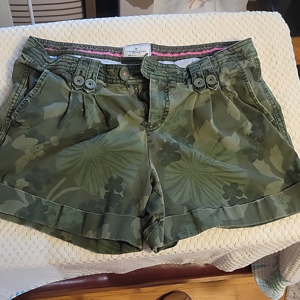 American eagle size 8, flower camouflage shorts